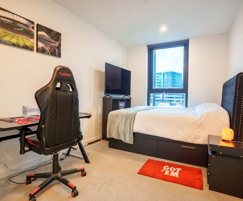 Furnished room with ensuite in a flatshare