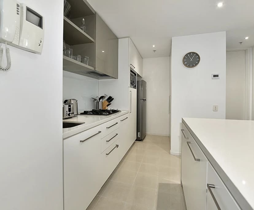 $725, 1-bed, 1 bathroom, Melbourne VIC 3004