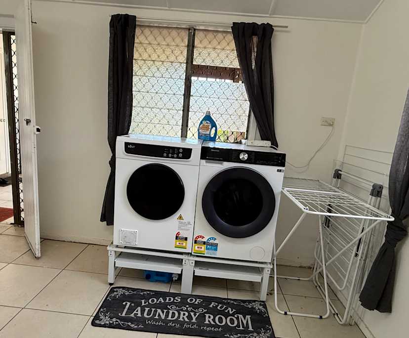 $300, Share-house, 3 bathrooms, Westcourt QLD 4870
