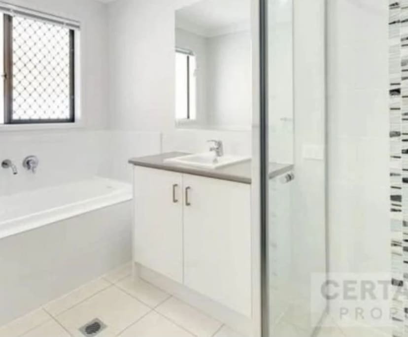 $290, Share-house, 4 bathrooms, Spring Mountain QLD 4300