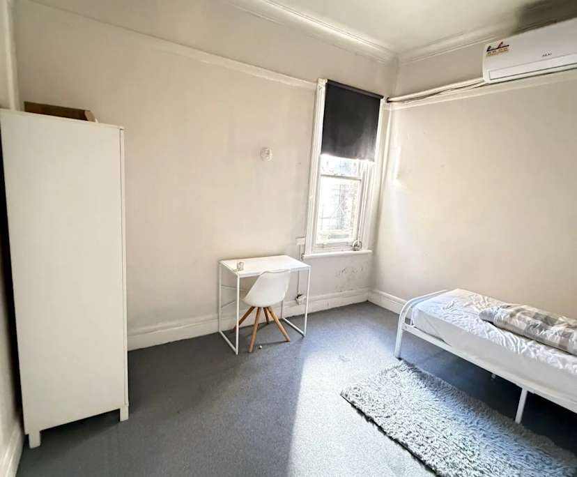 Furnished room in a flatshare