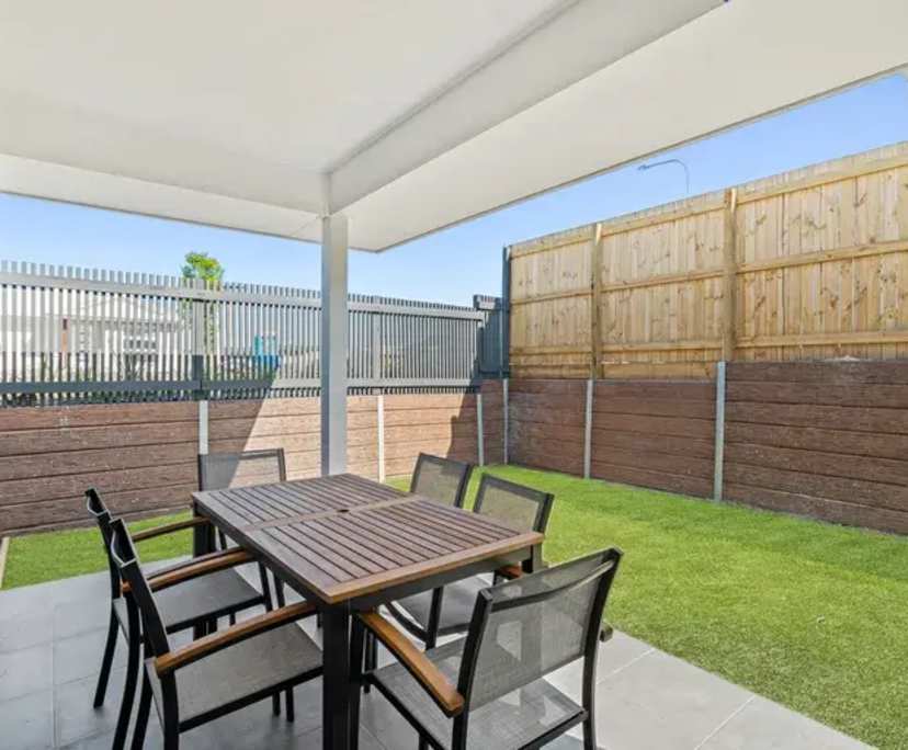 $320, Share-house, 3 bathrooms, White Rock QLD 4306