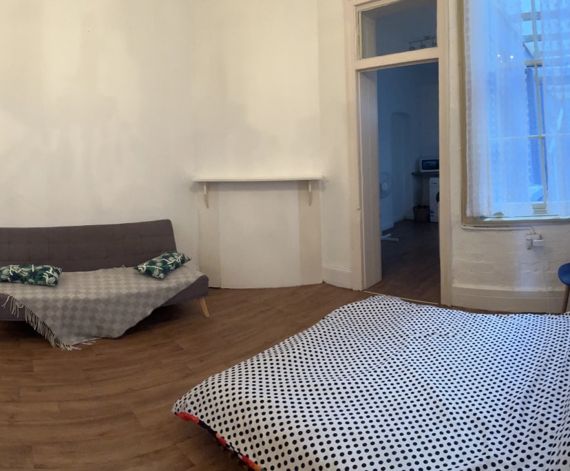 Unfurnished room studio flat for rent