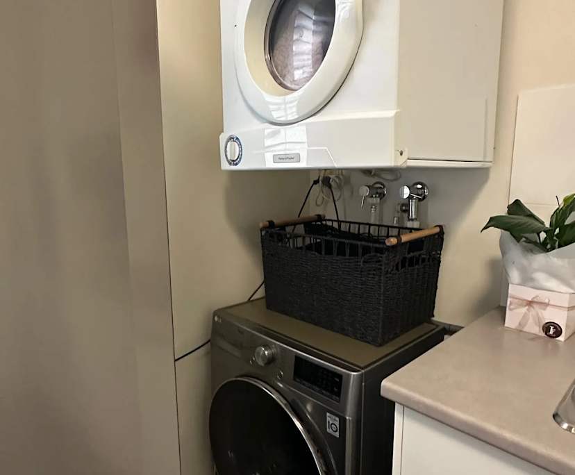 $395, Studio, 1 bathroom, Indooroopilly QLD 4068