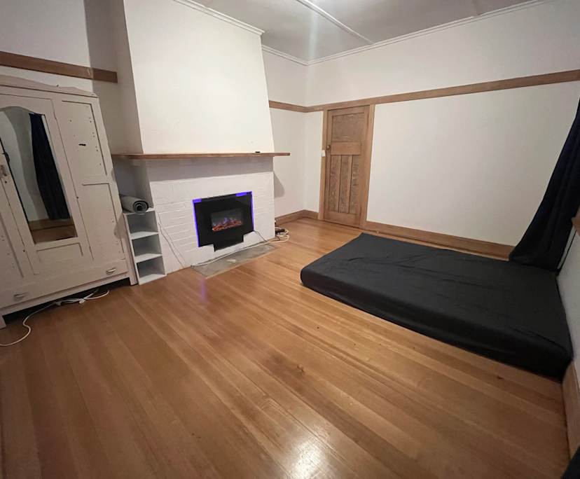 Room in a share house