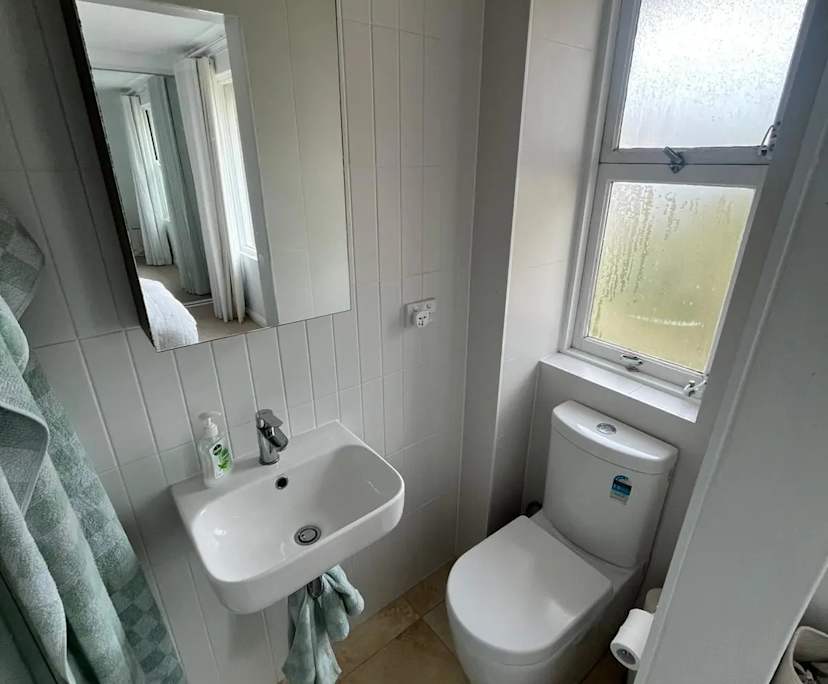 Furnished room with ensuite in a flatshare