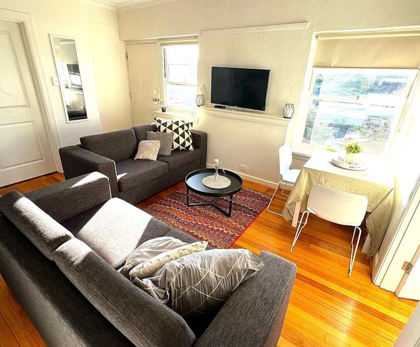 $950, Whole-property, 3 bathrooms, Elwood VIC 3184