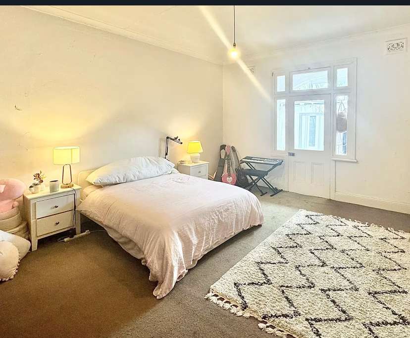 Furnished room in a flatshare