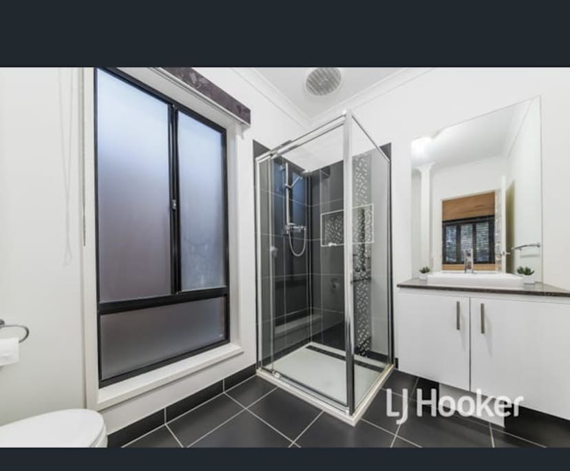 $275, Share-house, 4 bathrooms, Cranbourne East VIC 3977