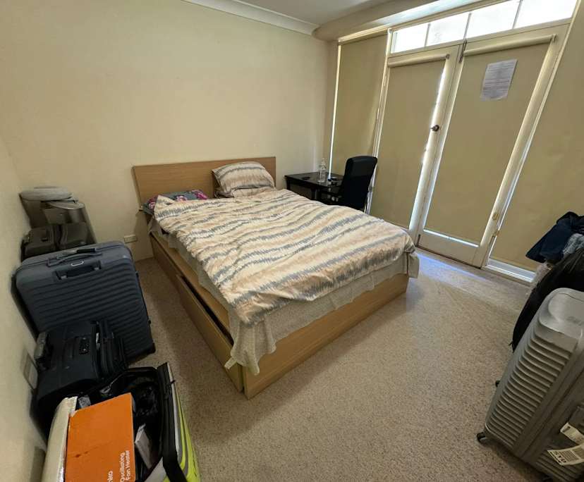 Furnished room in a flatshare