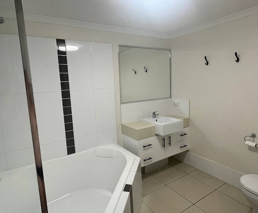 $300, Flatshare, 2 bathrooms, Mooroobool QLD 4870