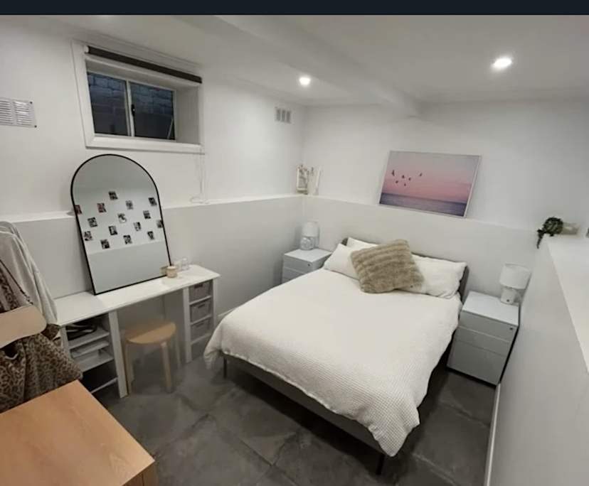 Furnished room in a flatshare