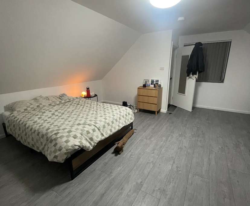 Furnished room in a flatshare