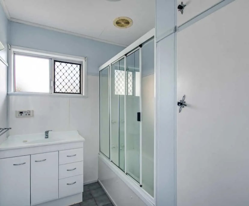 $230, Share-house, 3 bathrooms, Harristown QLD 4350