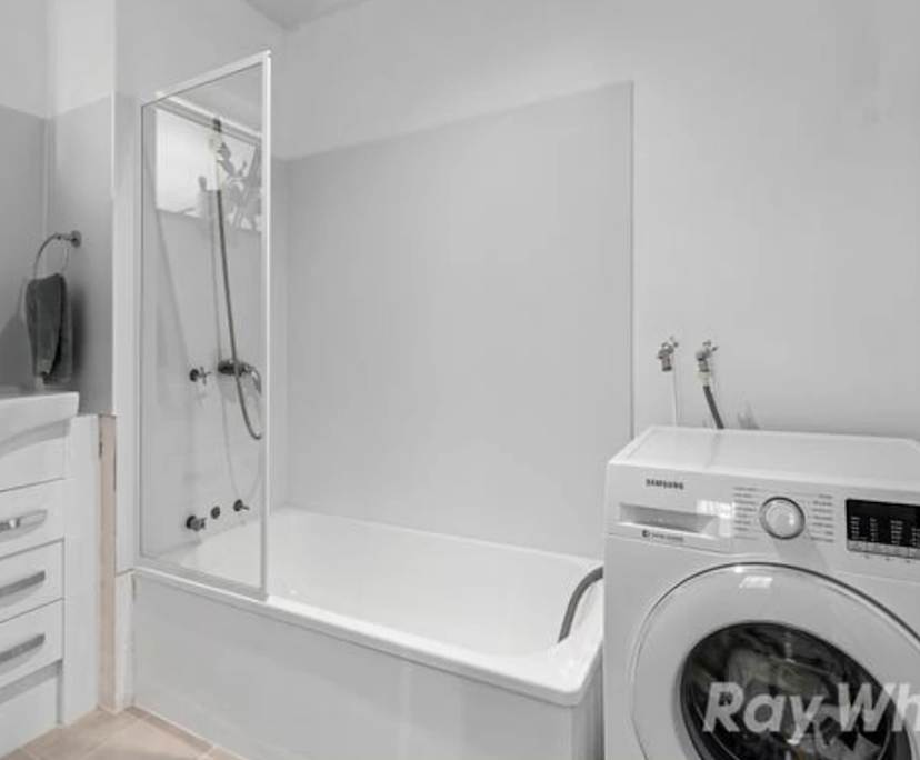 Unfurnished room in a flatshare
