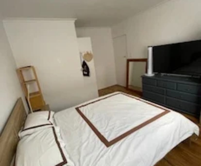 Furnished room in a flatshare
