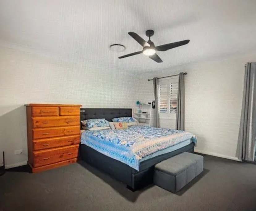 $300, Student-accommodation, 5 bathrooms, Spring Farm NSW 2570