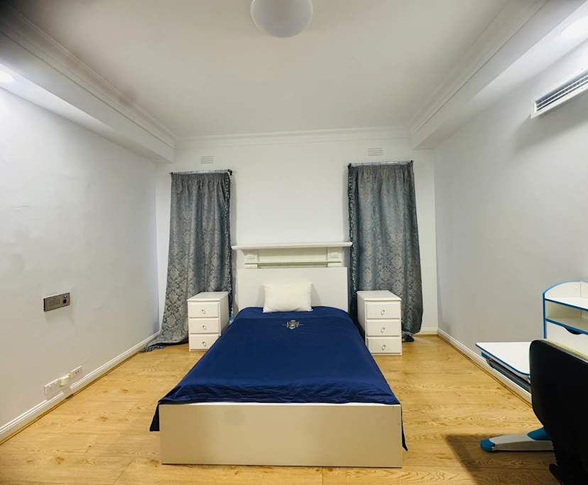 Furnished room in a flatshare