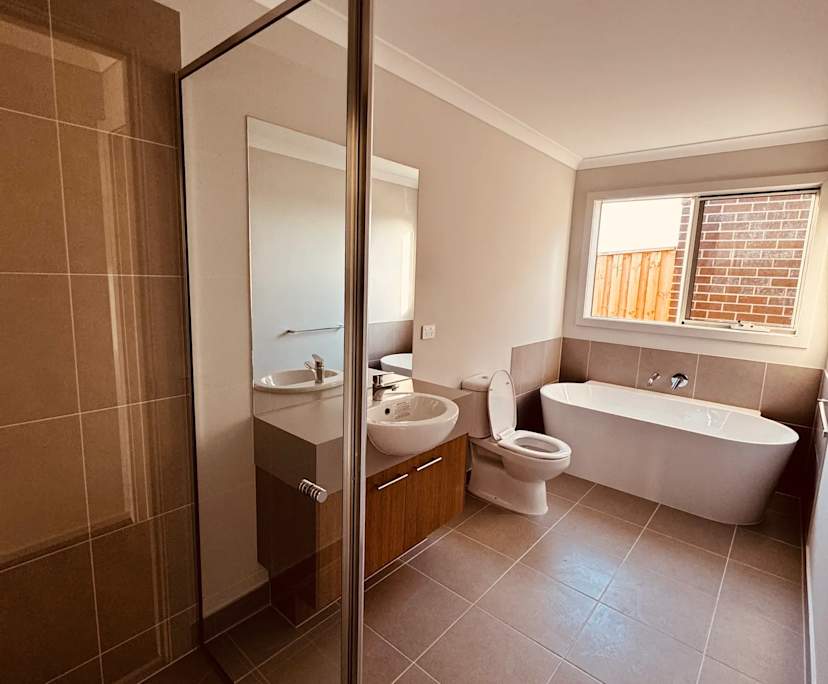 $460, Whole-property, 4 bathrooms, Mambourin VIC 3024