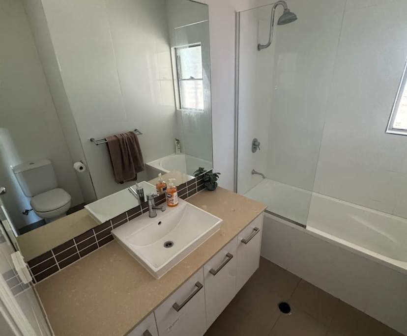 $310, Flatshare, 2 bathrooms, Holland Park West QLD 4121