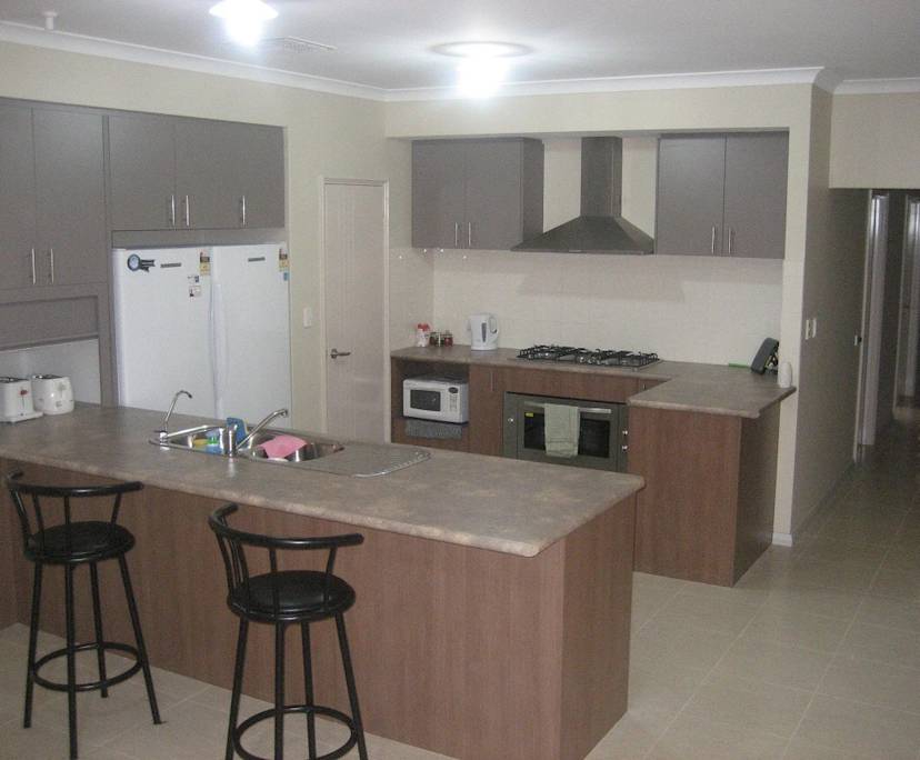 $285, Share-house, 4 bathrooms, Queens Park WA 6107