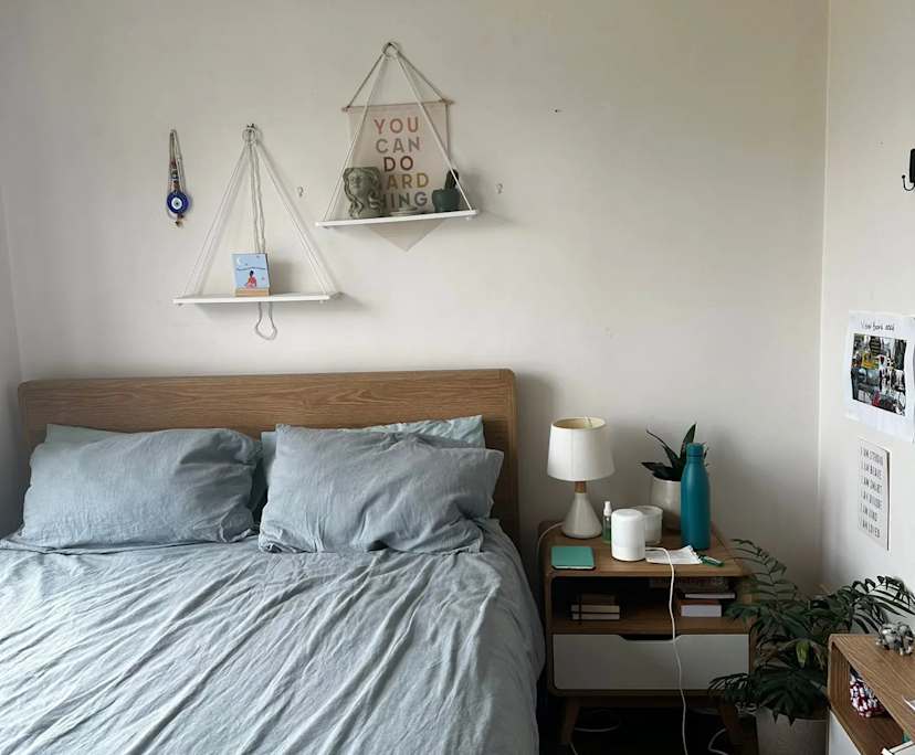 Furnished room in a flatshare