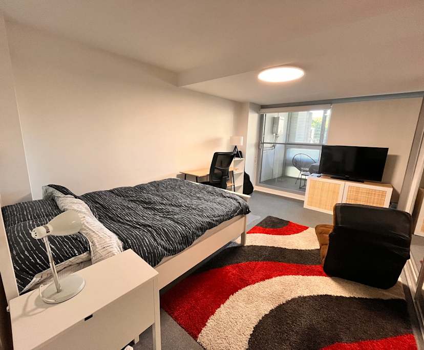 Furnished room in a flatshare