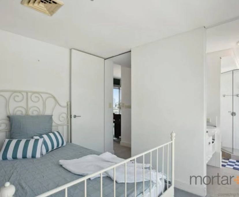 Furnished room with ensuite in a flatshare