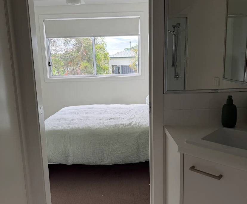 $375, Flatshare, 3 bathrooms, Greenslopes QLD 4120