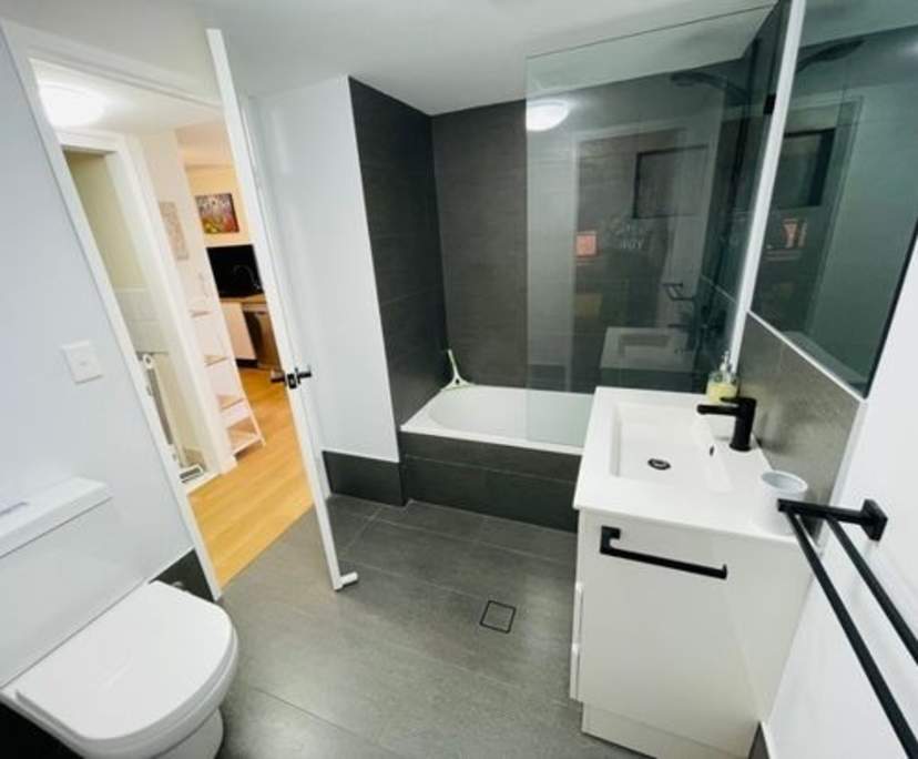 Furnished room with ensuite in a flatshare