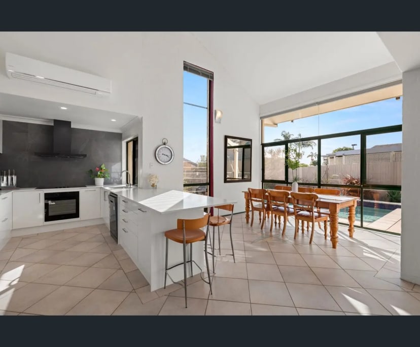 $400, Student-accommodation, 5 bathrooms, Mermaid Waters QLD 4218