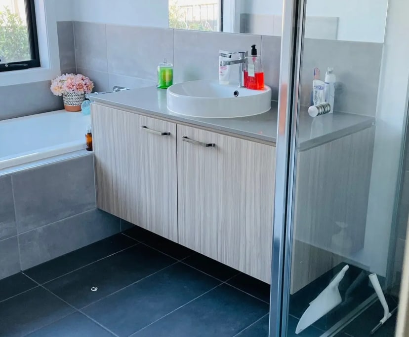 $325, Homestay, 4 bathrooms, Mulgrave VIC 3170