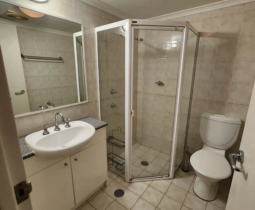 Furnished room with ensuite in a flatshare