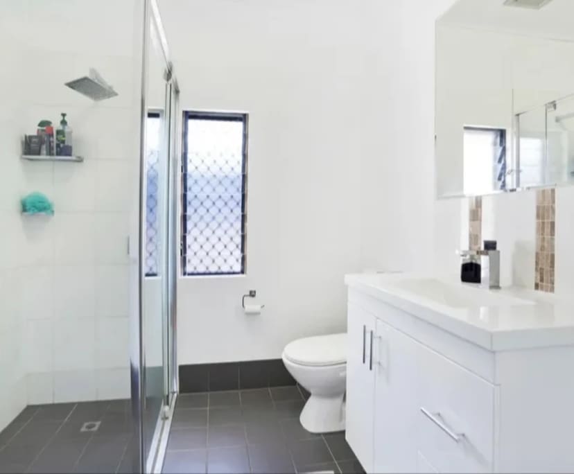 $370, Share-house, 3 bathrooms, Westcourt QLD 4870