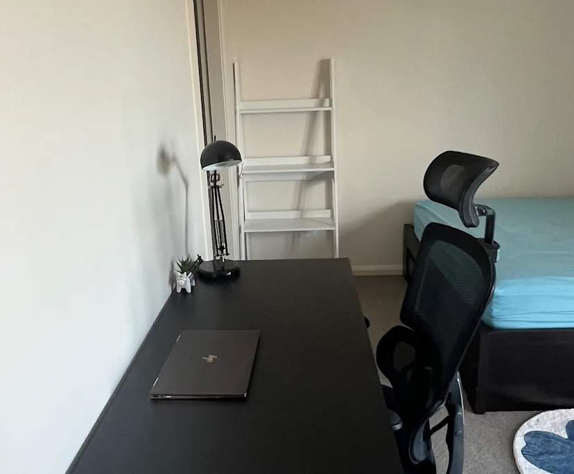 Furnished room with ensuite in a flatshare