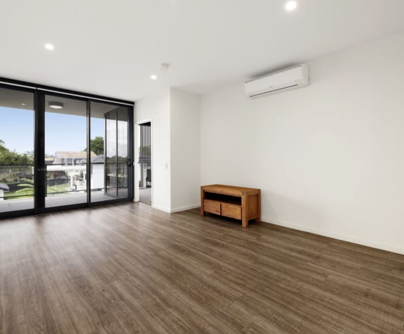 Unfurnished room with own bathroom