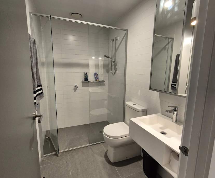 Furnished room with ensuite in a flatshare