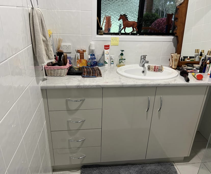 $250, Homestay, 3 bathrooms, Murphys Creek QLD 4352