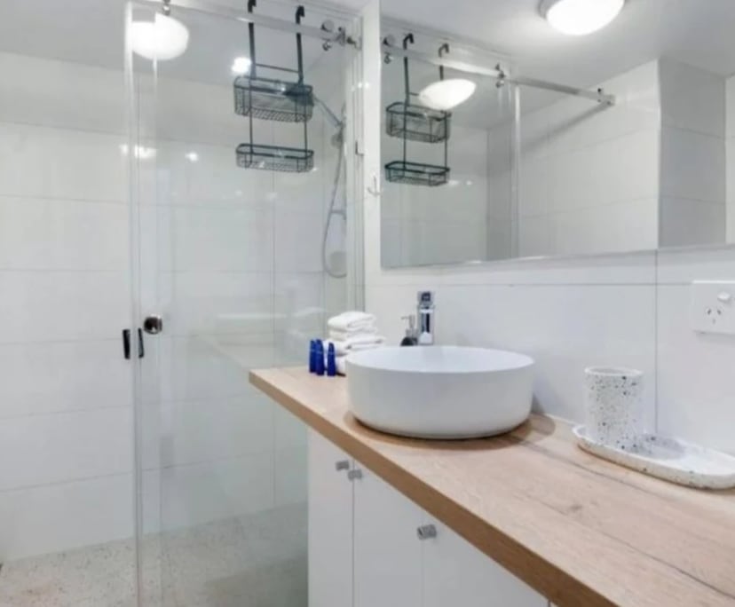 $880, 1-bed, 1 bathroom, Broadbeach QLD 4218