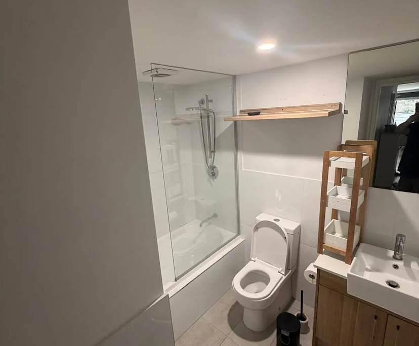 $350, Flatshare, 2 bathrooms, Holland Park West QLD 4121