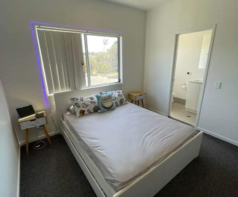 Furnished room with ensuite in a flatshare