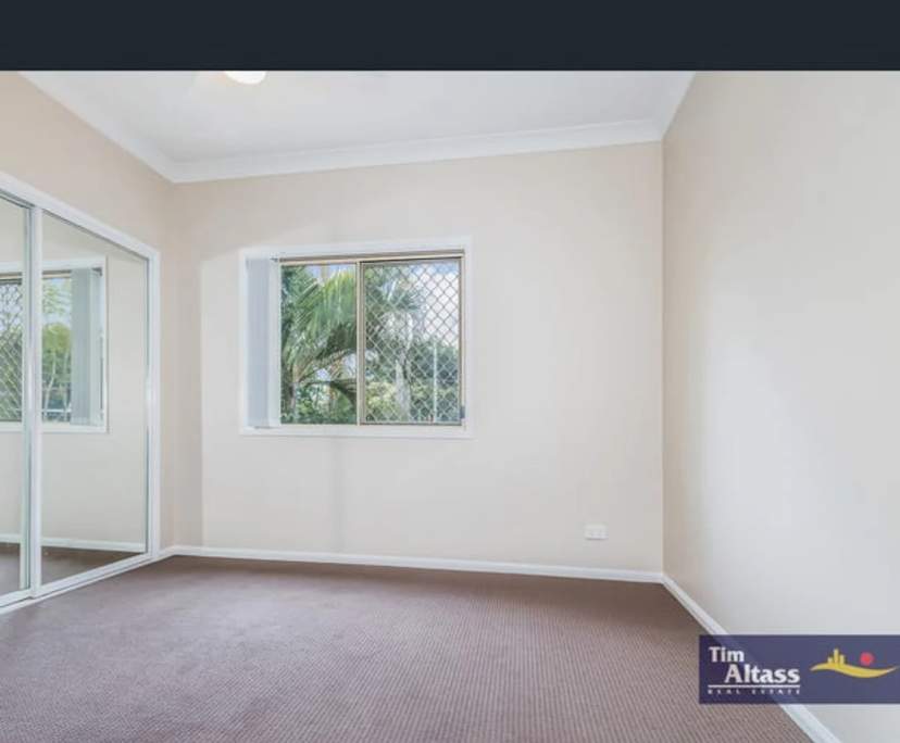 Unfurnished room in a flatshare