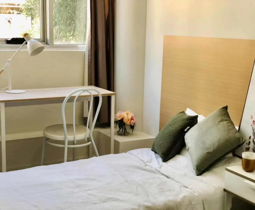 Furnished room with ensuite in a flatshare