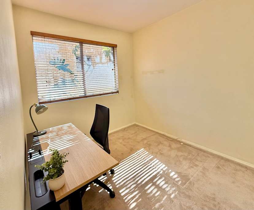 Furnished room in a flatshare