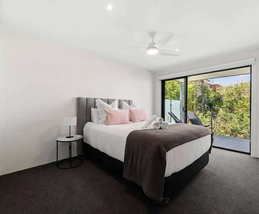 Furnished room in a flatshare