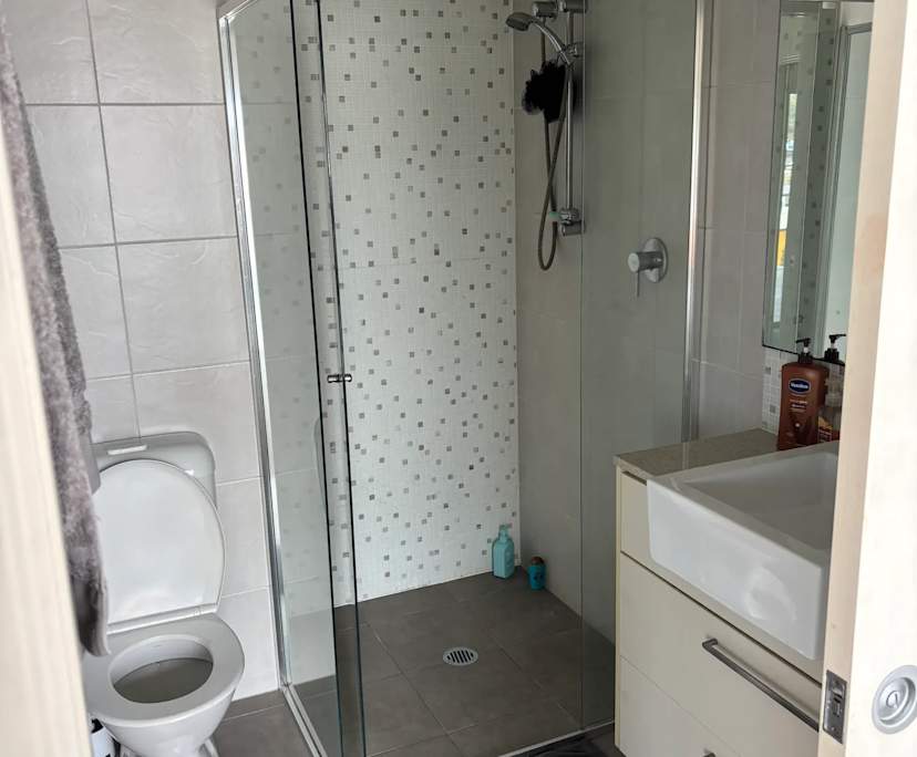 Furnished room with ensuite in a flatshare