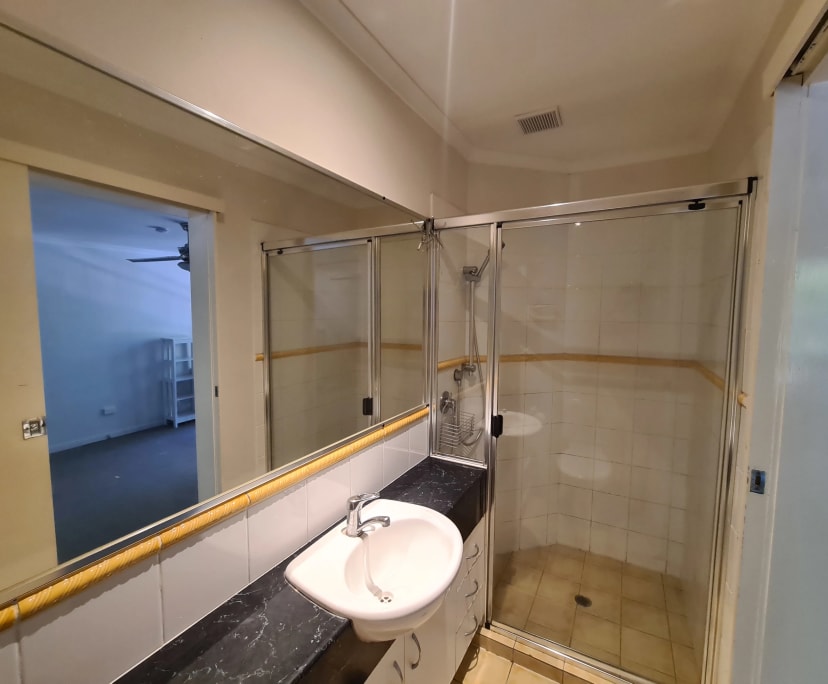 $250, Flatshare, 3 bathrooms, Taringa QLD 4068
