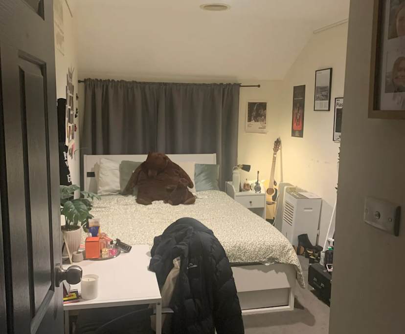 Furnished room in a flatshare
