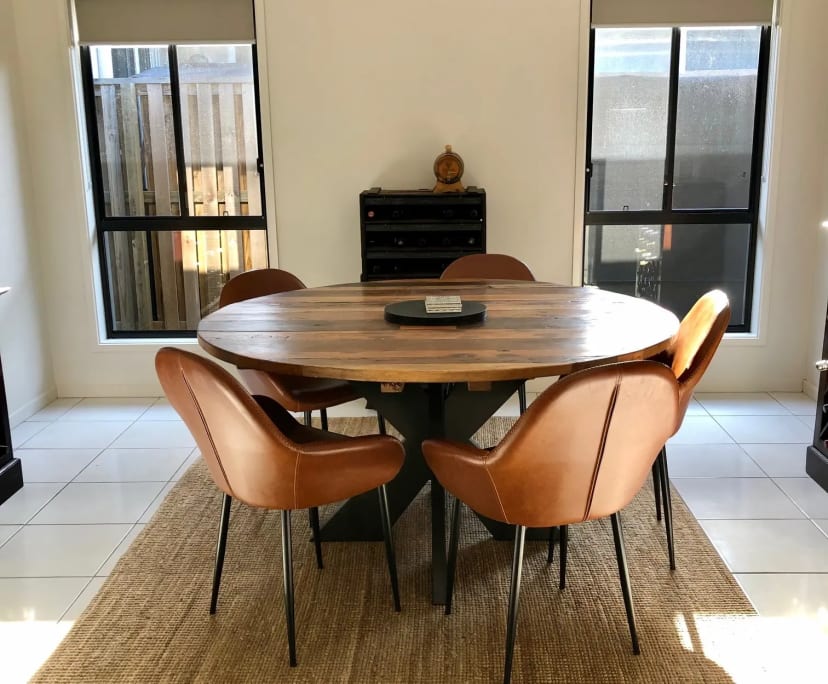 $300, Homestay, 4 bathrooms, Maudsland QLD 4210