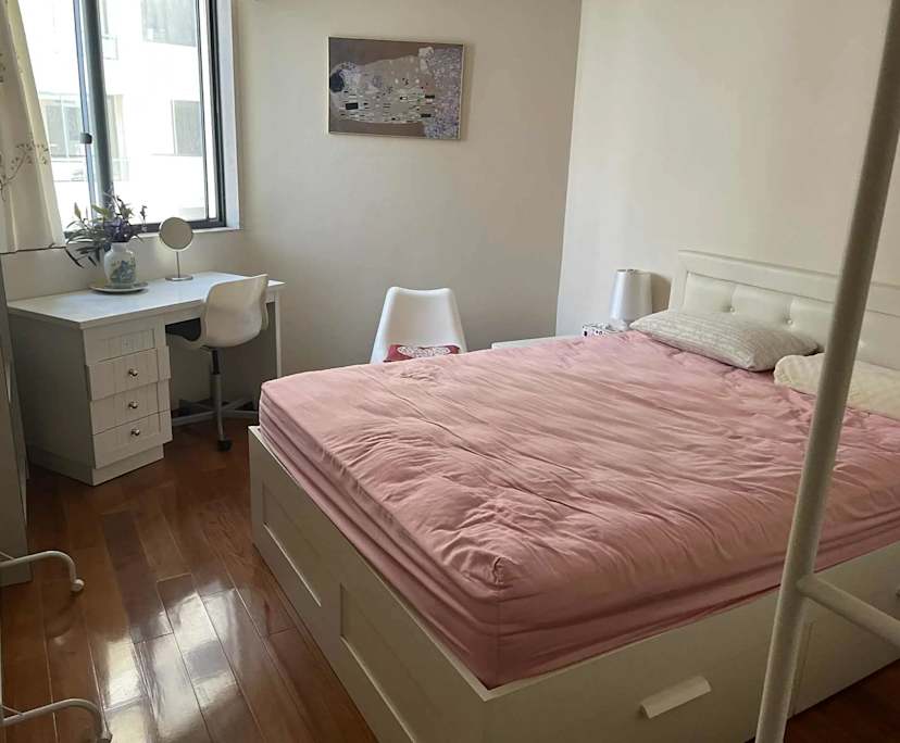 Furnished room with ensuite in a flatshare